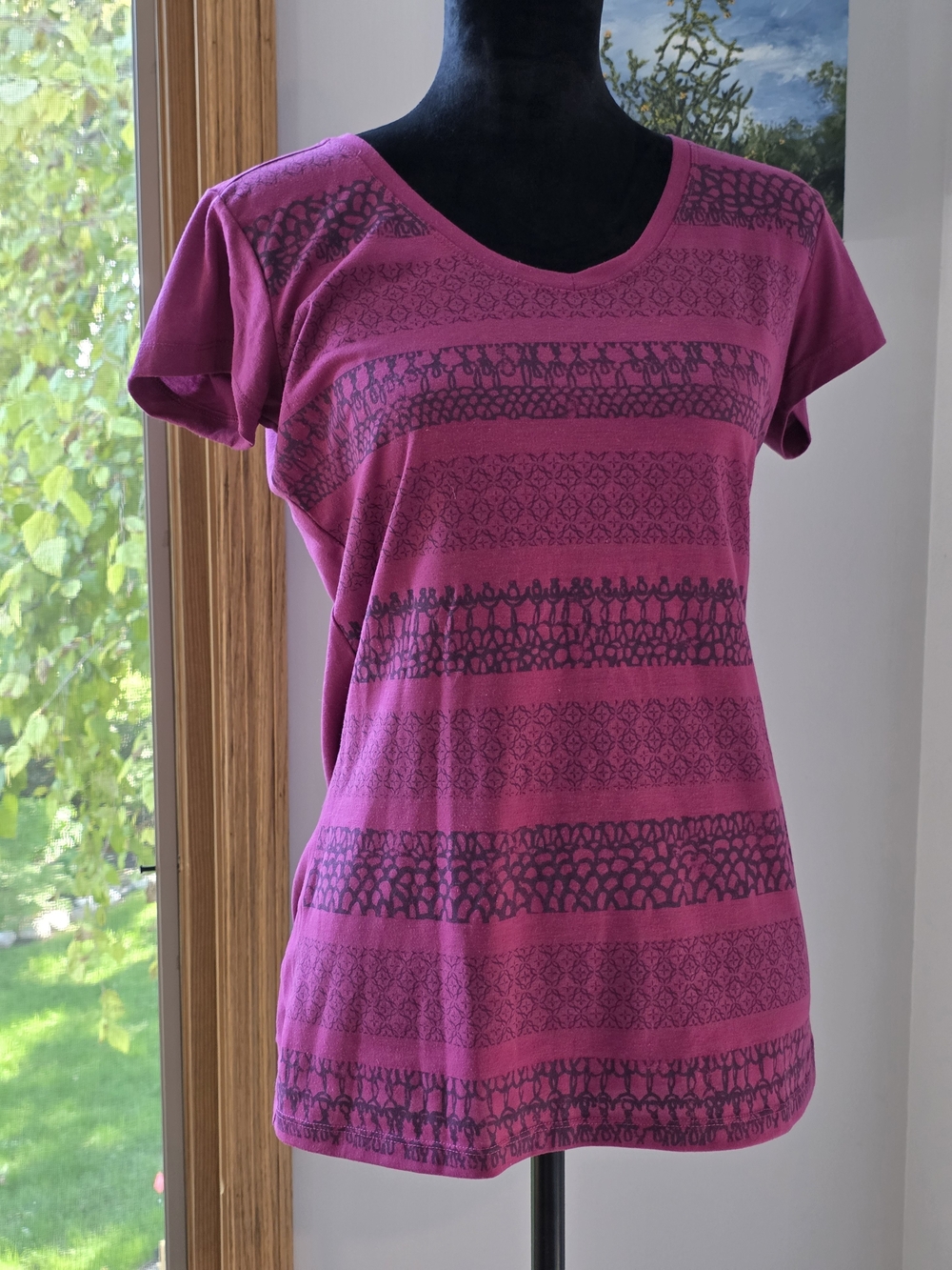 Mountain Hardwear Women's V-Neck Graphic Short-Sleeve Tee- Size Medium